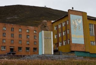 The northernmost Lenin statue in Barentsburg (common.wikimedia.com)