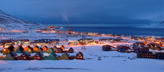 Winter midnight in Longyearbyen (cruise-handbook.npolar.no)